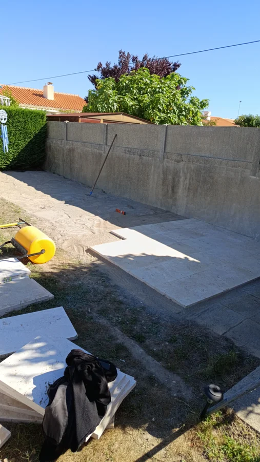 Avant - Création d'une terrasse + peinture mur de clôture
