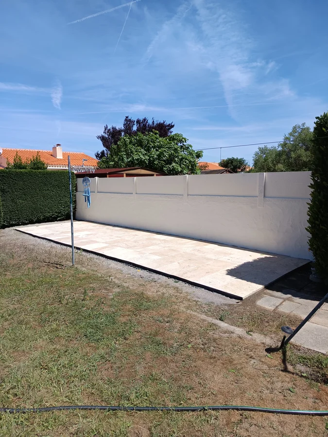 Après - Création d'une terrasse + peinture mur de clôture